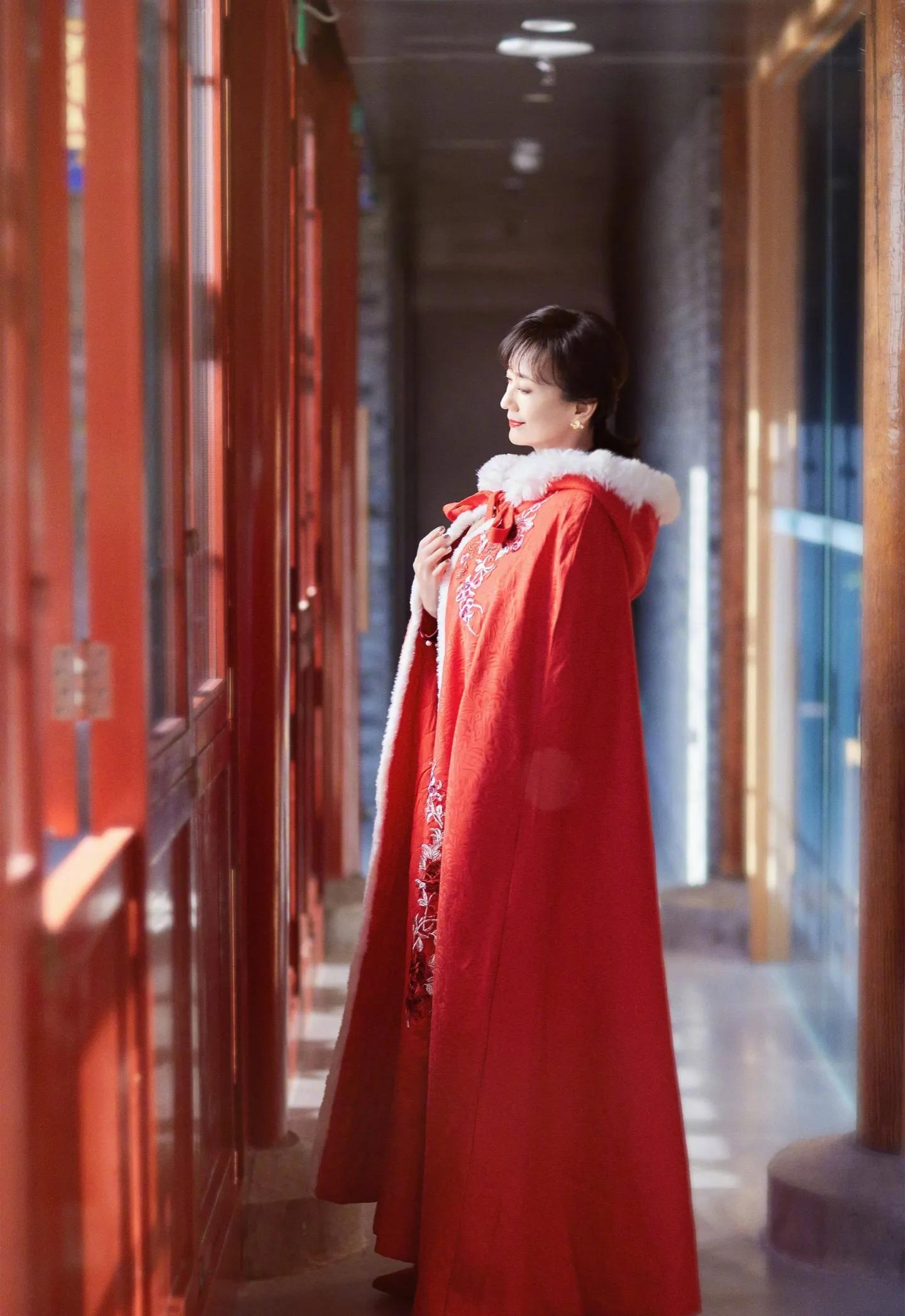 何炅|岁月不败美人，不老女神“白素贞”赵雅芝近况，艳丽依旧，端庄去初