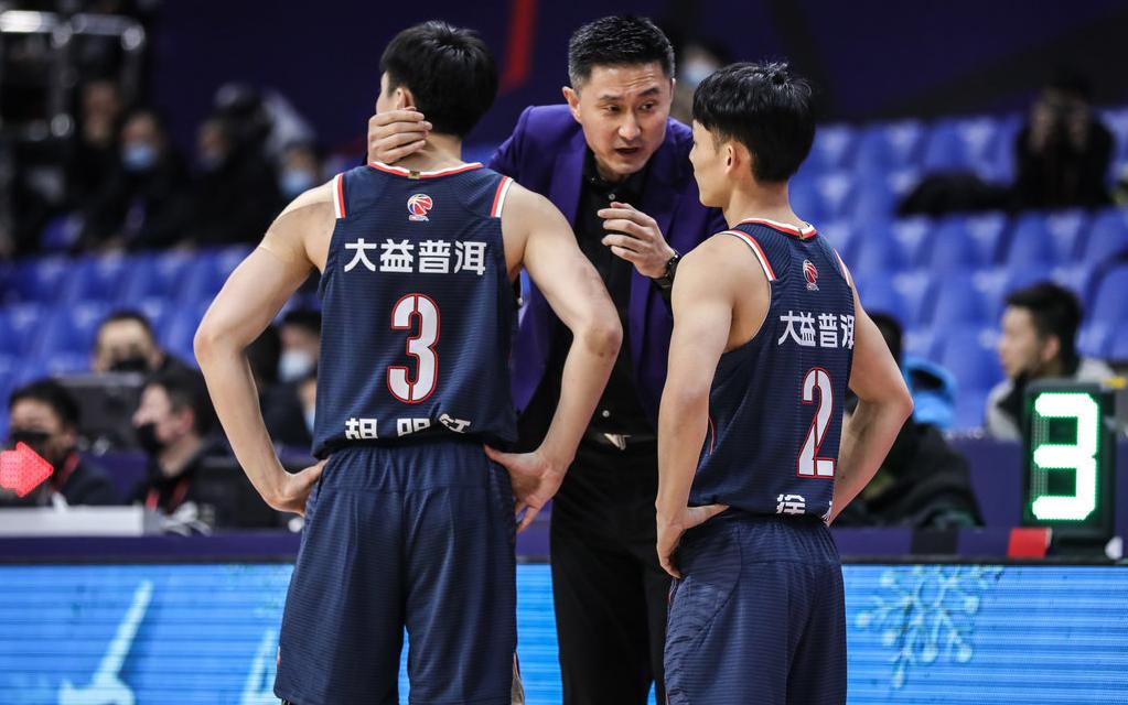 阿森纳|秀！杜锋冲现场球迷喊：大家喜欢看罚篮吗？结果，赵继伟稳稳罚中