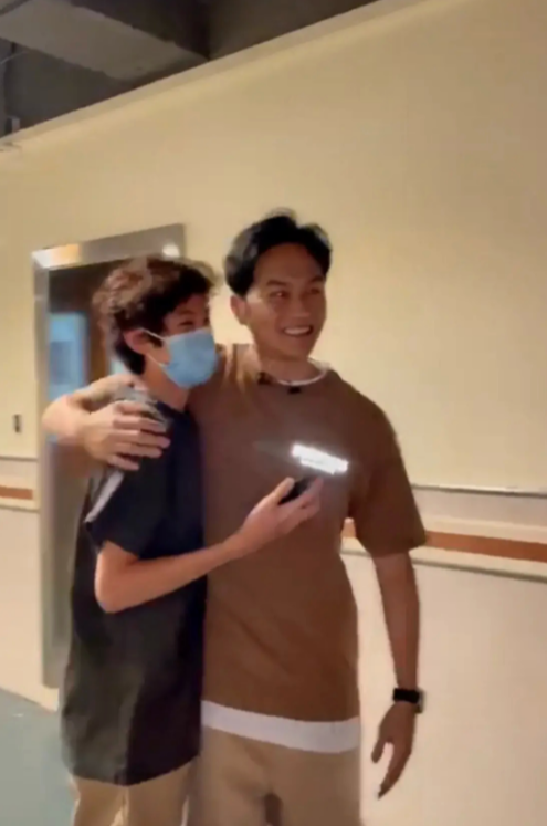 袁咏仪|袁咏仪晒儿子玩耍照，谁看清她儿子腿了？女生都不敢这么长吧