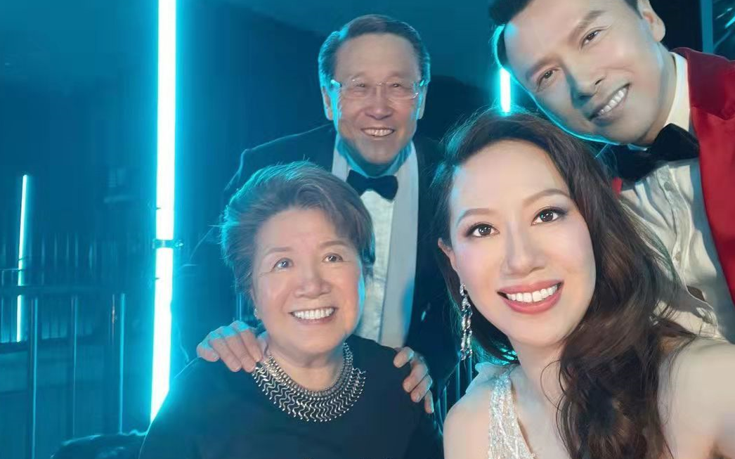 霍启山|豪门大聚会！霍启山穿西装跟美女合影，甄子丹夫妇盛装打扮秀恩爱