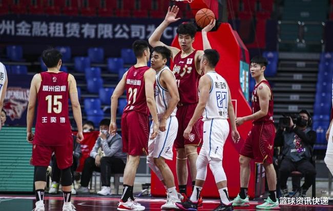 科尔|CBA爆发大规模冲突！场上球员推搡差点打起来，3人被吹技术犯规