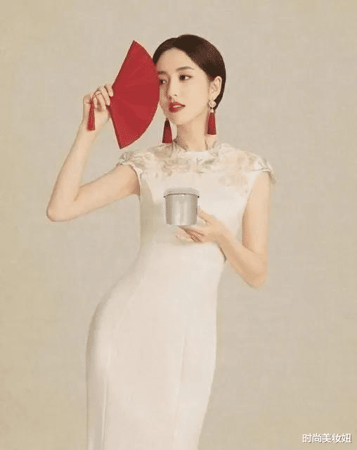 佟丽娅|佟丽娅单身后真“大胆”,穿吊带连衣裙开叉到大腿,气质依旧高级