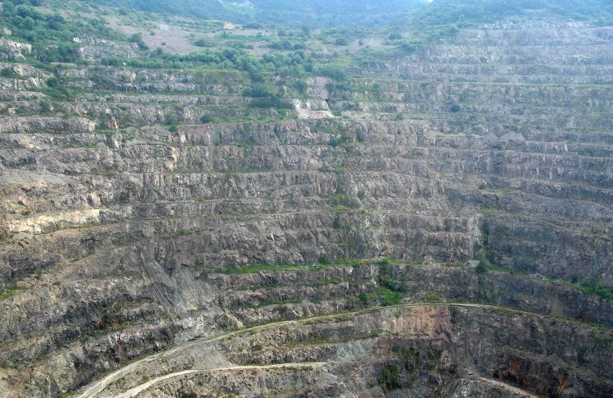 琳妹儿说 亚洲第一天坑：落差444米面积近500个足球场，能塞下一个东方明珠