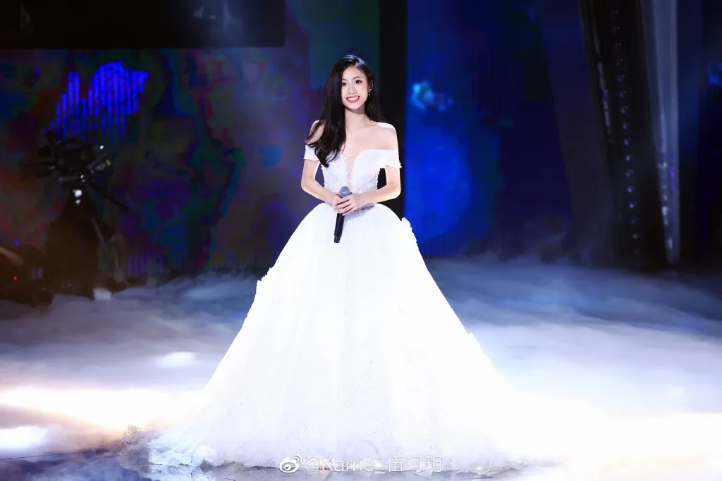 王菲|被捧成下一个天后，她够资格吗？