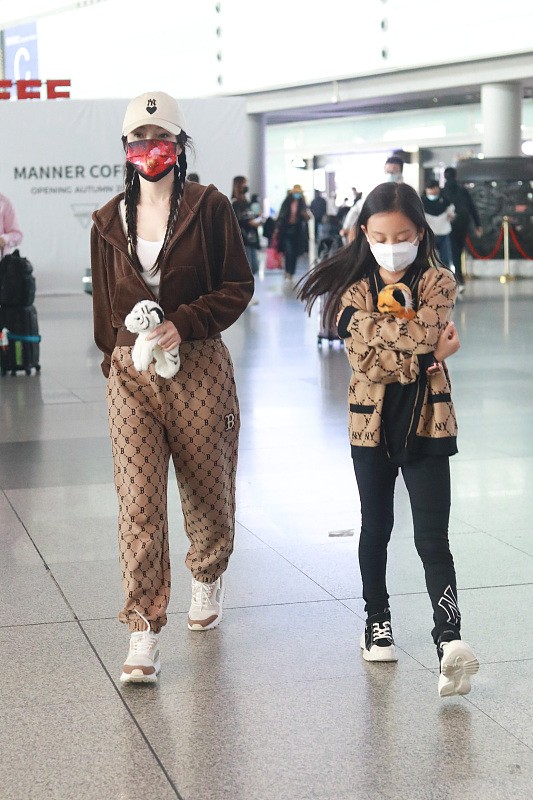 小白爱美搭 李小璐与甜馨穿棕色亲子装，看着更像是“姐妹”，双麻花辫真显嫩