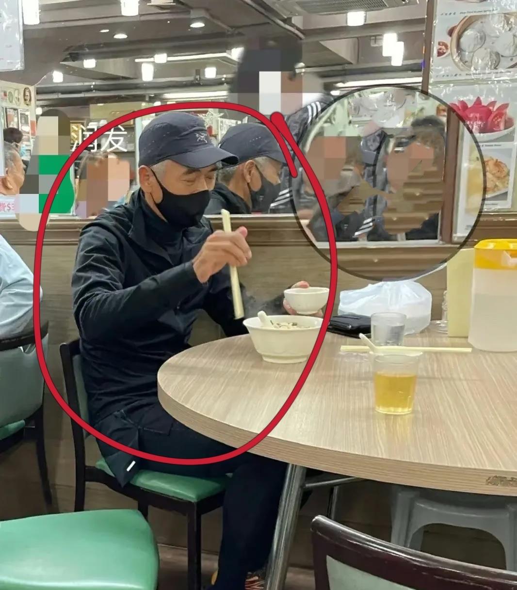 周润发|偶遇周润发独自到面馆吃饭！近照又老又瘦，网友：我们也在变老