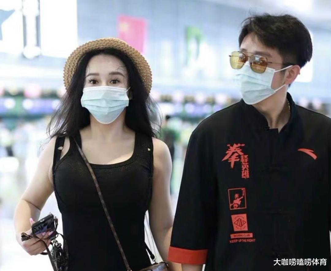 邹市明|拳王邹市明携妻子亮相机场，全程牵手尽显甜蜜，娇妻火辣身材惹眼
