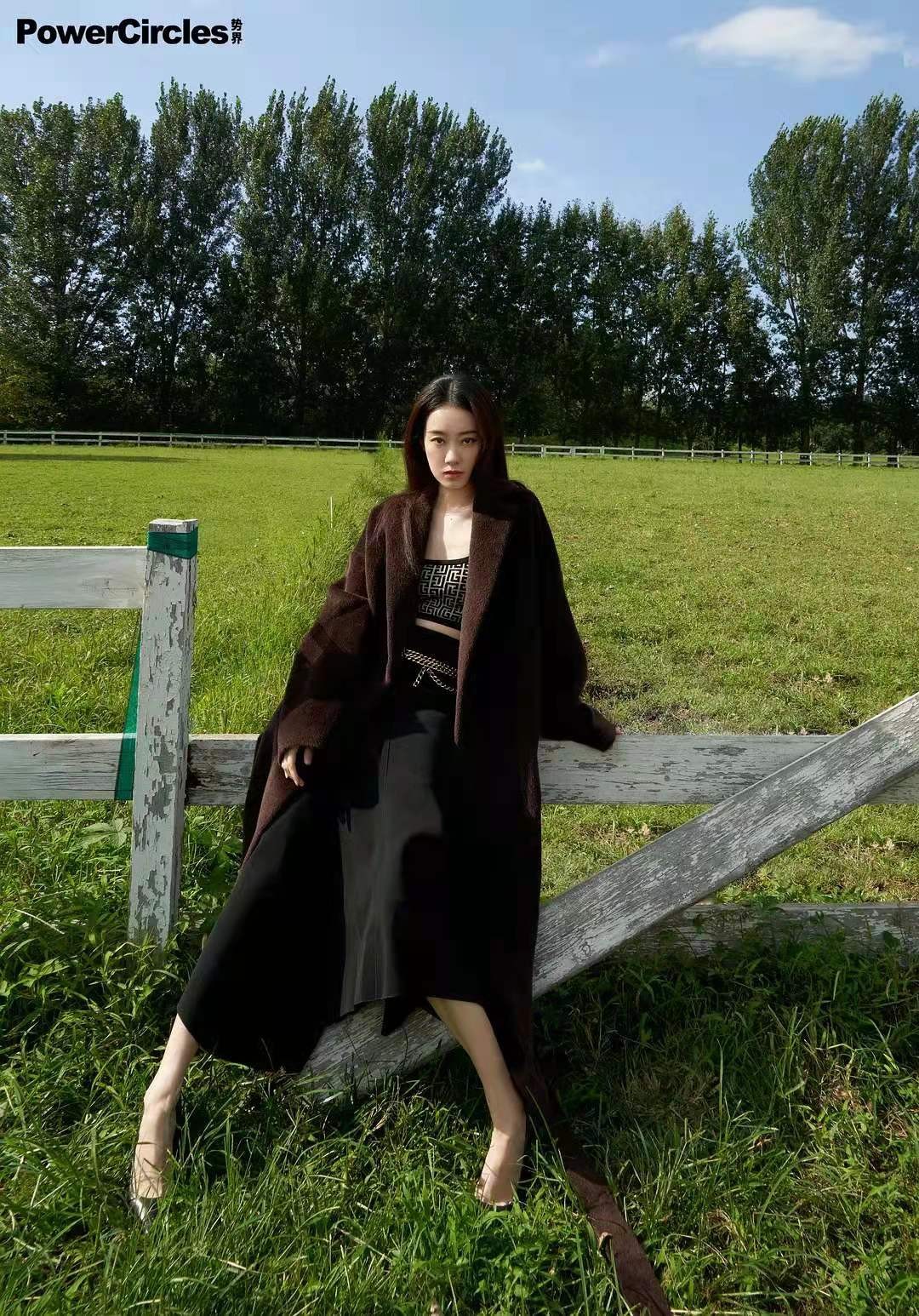 时尚风行派|张小斐把时尚大片拍出电影质感！穿吊带黑裙超冷艳，眼神都犀利了