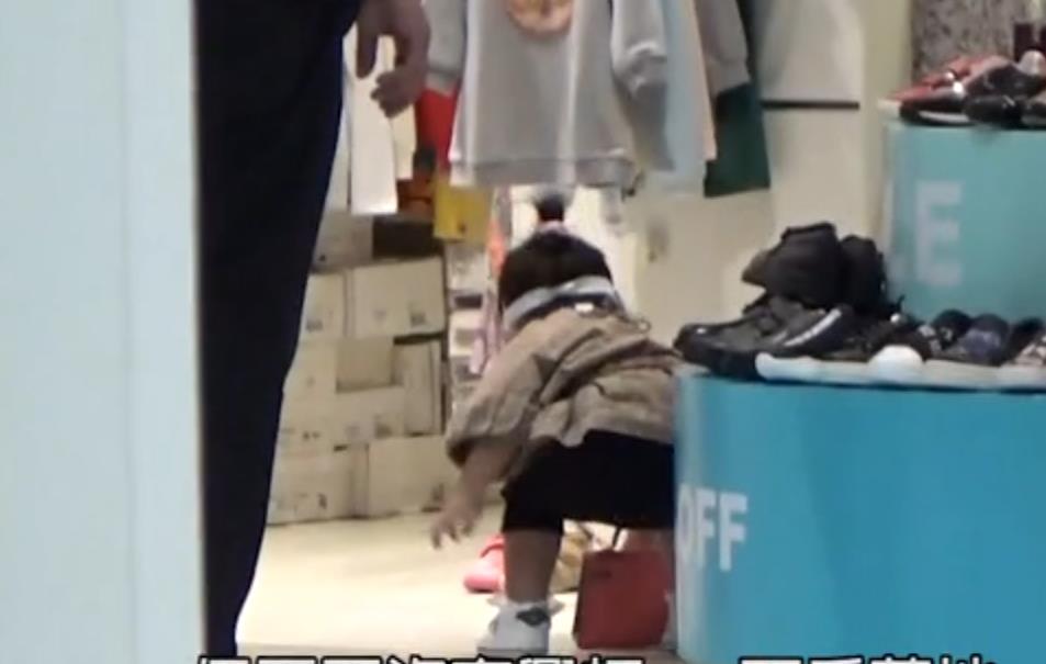 徐晓峰|何超盈和女儿逛商场,2岁荷包蛋全身名牌,带3保姆1保镖同行