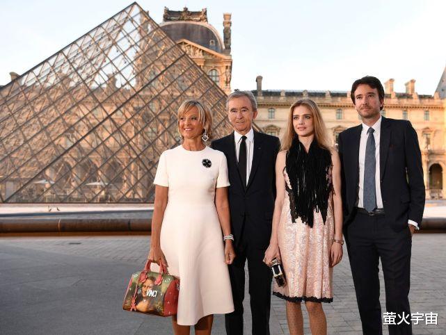 明星素颜|39岁LV太子妃家中招待闺蜜,纯素颜很真实,太子爷弹钢琴助兴