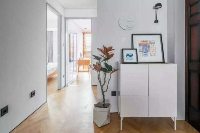 |89平借用厨房空间将干区移到卫生间外，将电视墙改为柜子隔断