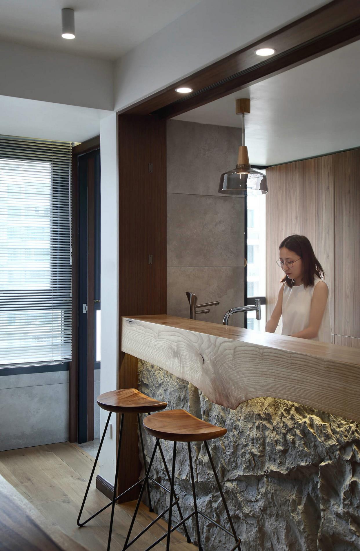 138㎡现代简约风，装下来花费20W，电视墙设计堪称一绝