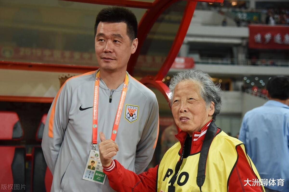 国足|点赞！中超传出消息：李霄鹏教练做出正确部署，国足还有点盼头