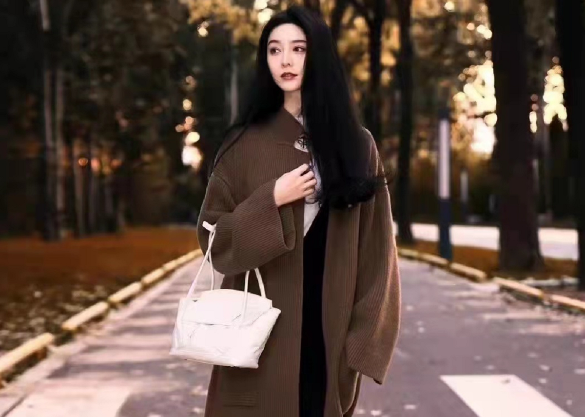 时尚风行派 范冰冰私下高调秀美貌!穿撞色裙背一万七的包拍写真,巨星范十足