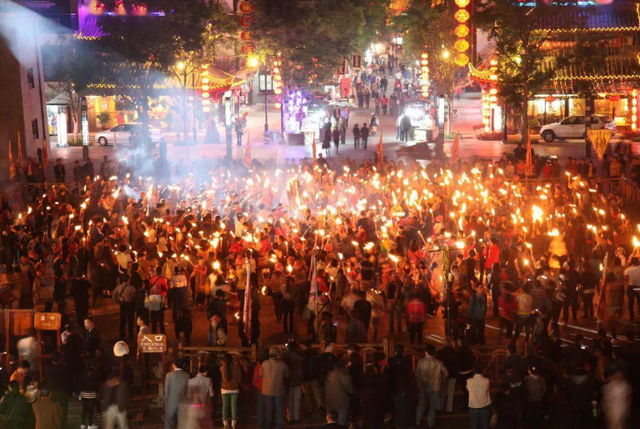 古镇 云南斥资32亿的“人造古镇”，游客络绎不绝，可媲美丽江古城