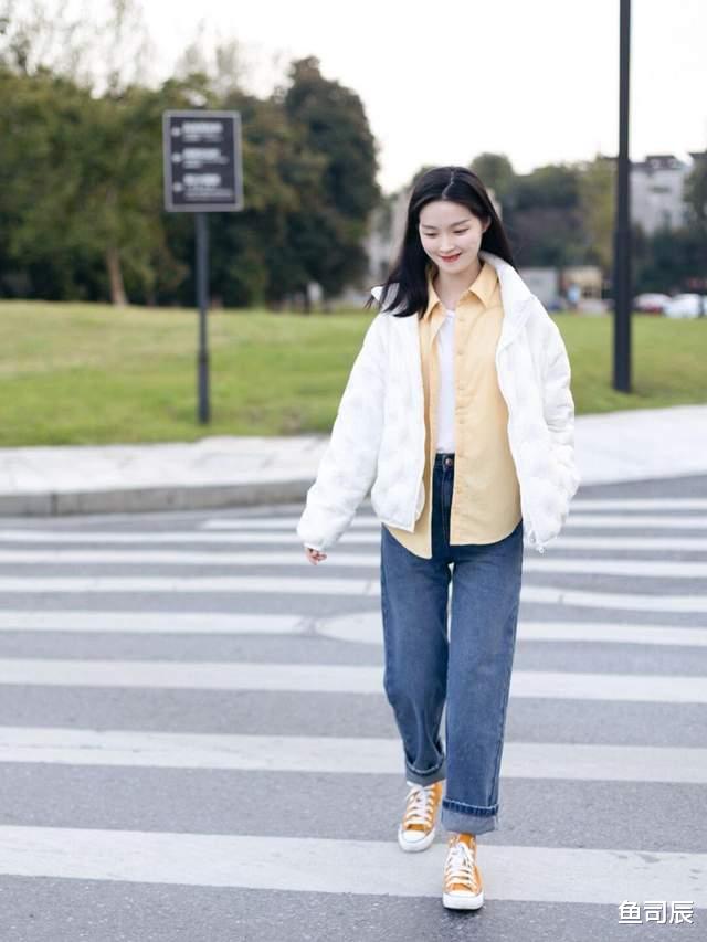 鱼司辰 冬天就要穿得保暖还好看，蓝绿色大衣+白色西装裤，知性又优雅