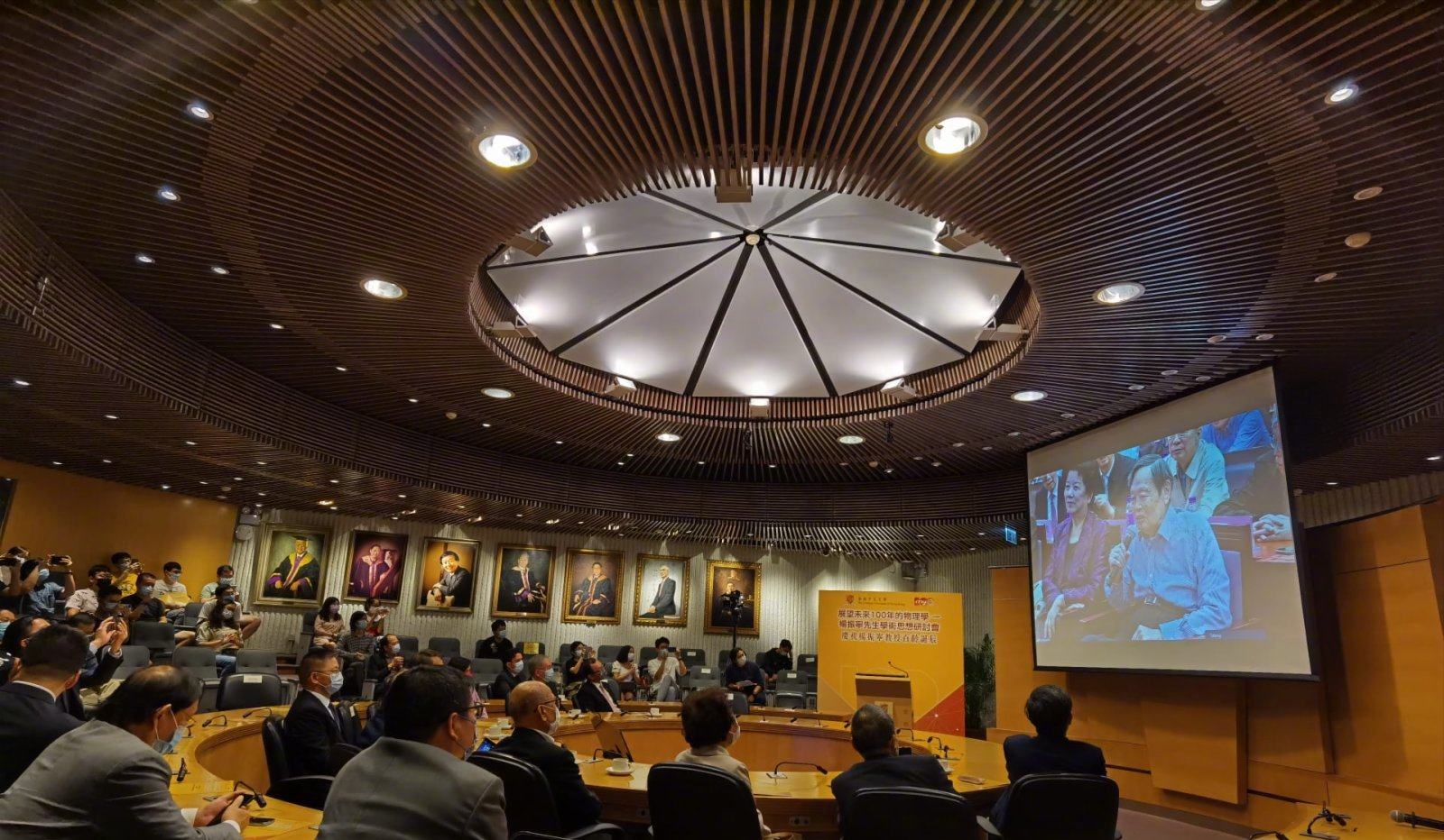 翁帆|杨振宁先生百岁生日现场照公开，与身穿红裙的翁帆十指紧扣切蛋糕