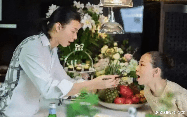 张哲瀚|霍尊与妈妈拍的婚纱照被扒出，母子行为举止过于亲密有点辣眼睛