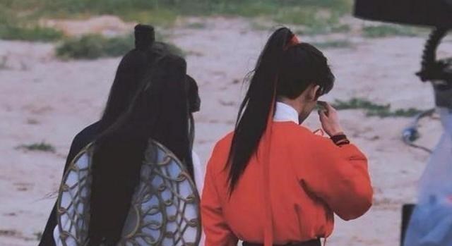 天官赐福|《天官赐福》真人版：张凌赫换新造型，加条链子就是花城了？