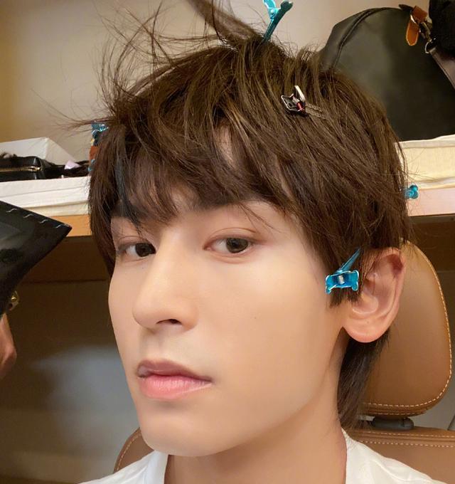 张哲瀚|张哲瀚开工照上热搜，曾因不想被叫老婆故意素颜大裤衩出街？