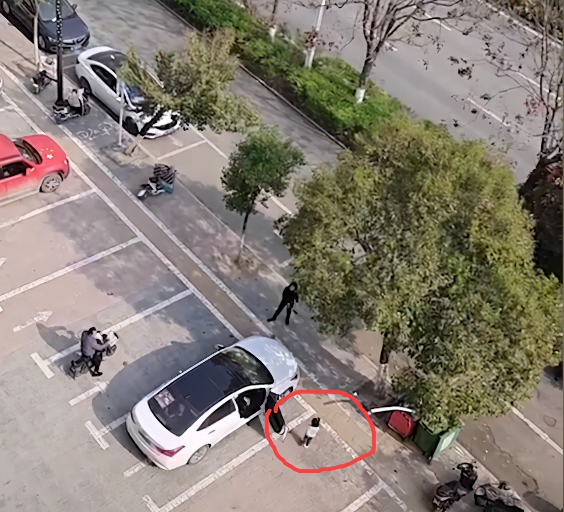 民生小鱼 安徽宿州：疑因丈夫出轨，女子在街头疯狂砸车，引路人驻足围观