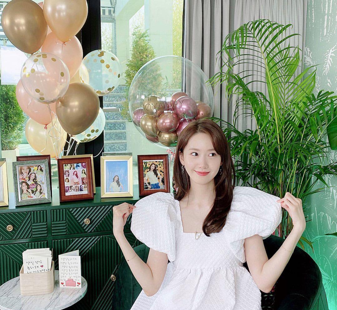 美搭刊报|林允儿Jennie撞衫,同款白色及膝裙,一个穿出了清纯感一个辣妹风