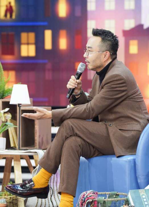 王一博|王一博独自主持天天向上分会场，看似独挑大梁，实则为他们腾地？