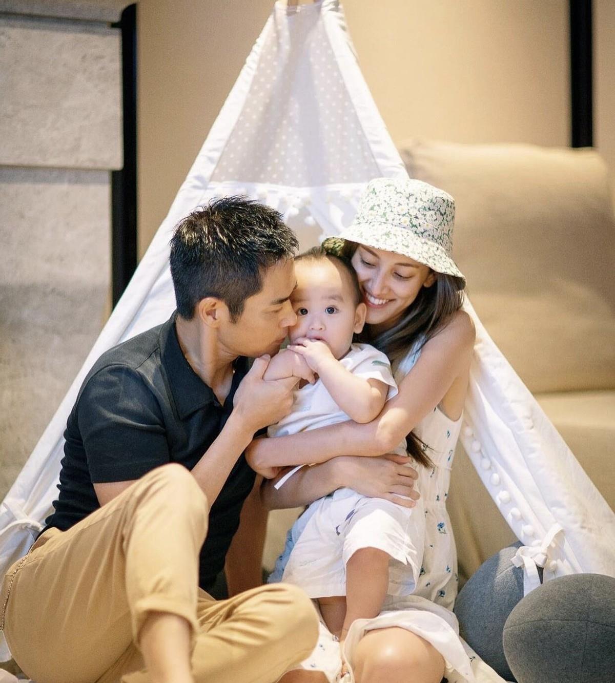 郑嘉颖|郑嘉颖小22岁娇妻为次子庆生，儿子眼睛水灵超可爱，母子互动有爱