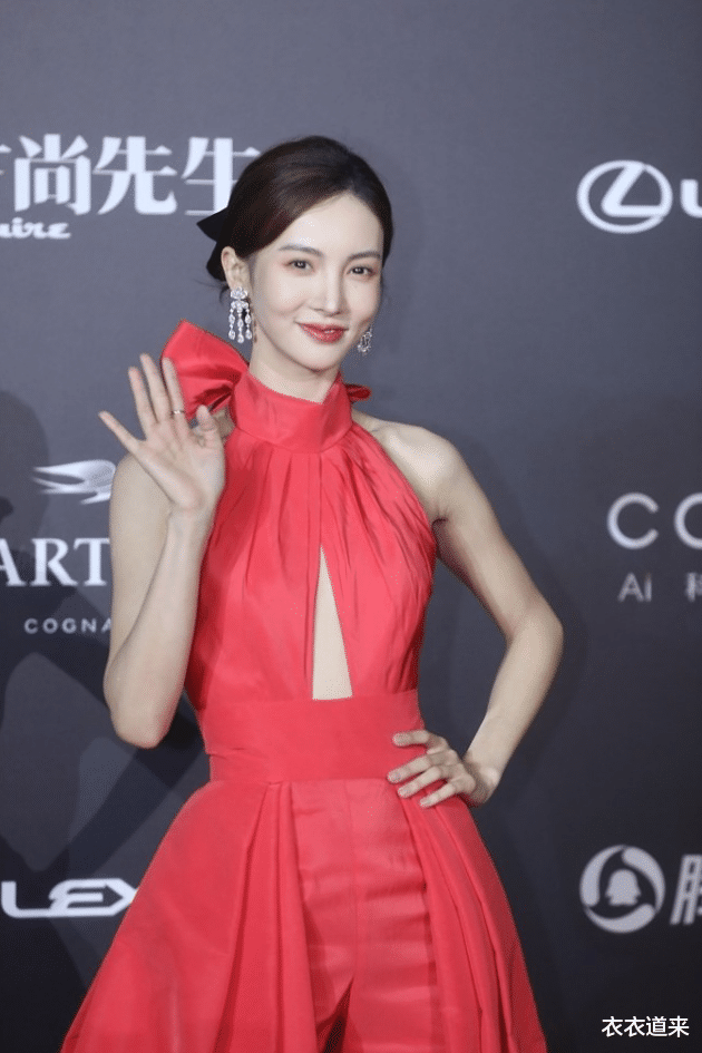 长裙|金晨又美出格了,一袭红色长裙配短发亮相,靠这A4腰就赢了