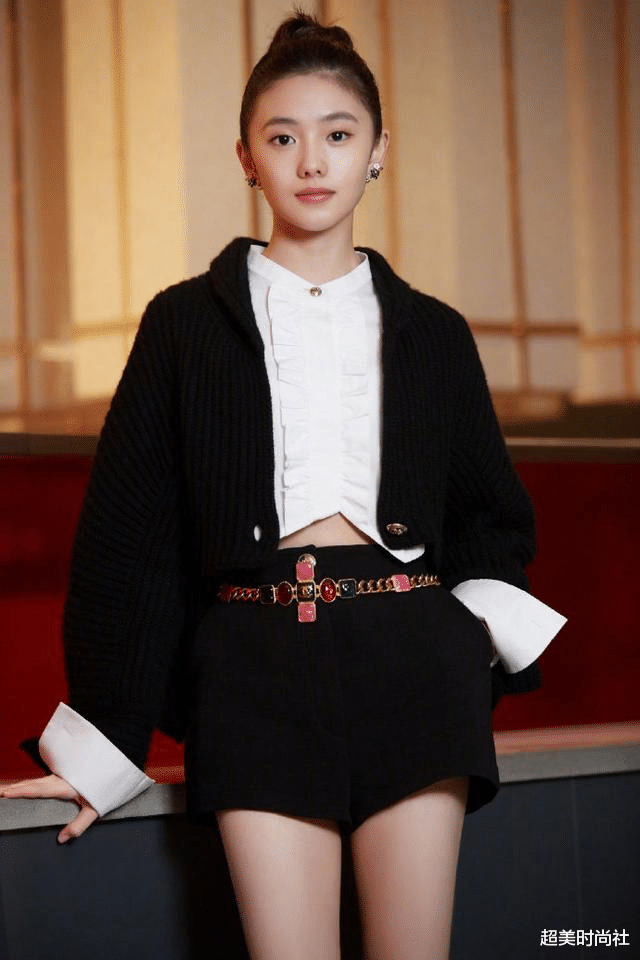 穿衣搭配|谋女郎刘浩存拍珠宝大片，梳高马尾穿黑裙显气场，网友：没气质