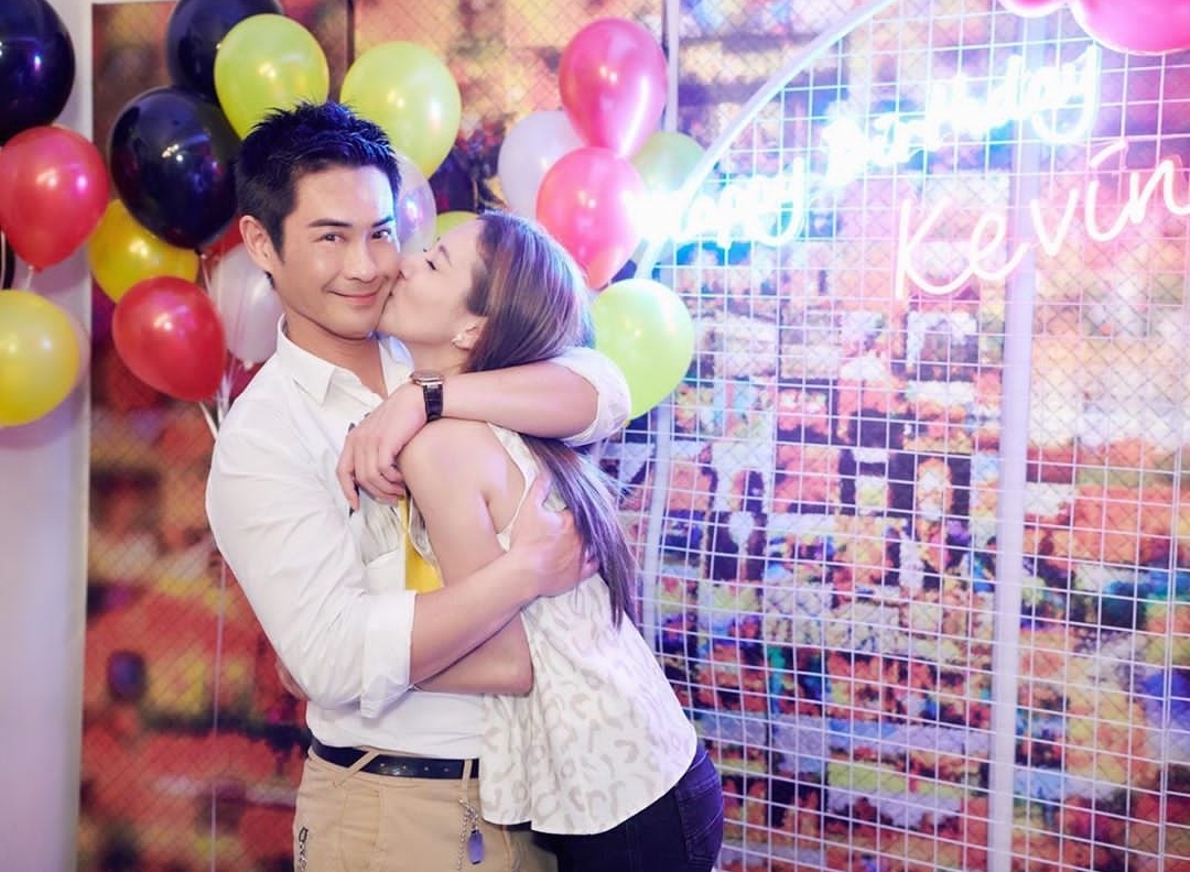 郑嘉颖|郑嘉颖圣诞节晒全家福，和陈凯琳给儿子们举高高，画面幸福洋溢