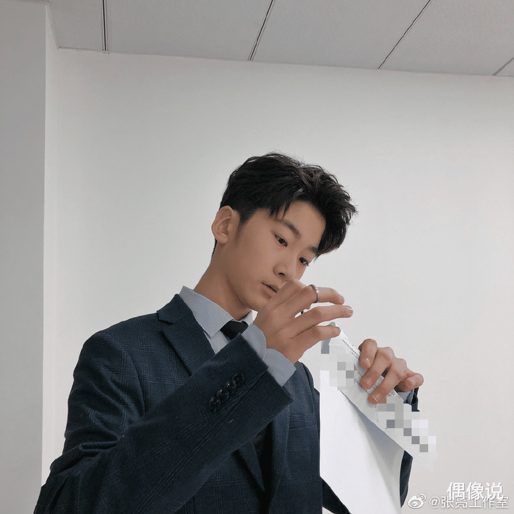 何炅|张亮儿子也上春晚了!何炅和13岁天天同台,却因身高被认错!