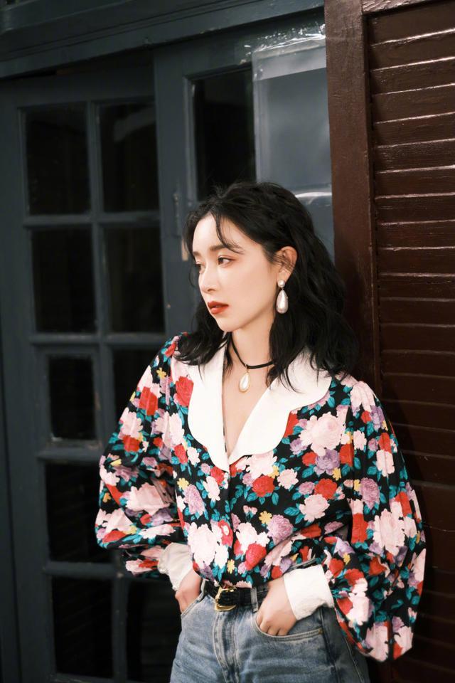 旗袍公馆|阚清子的复古穿搭好绝，花衬衫塞进牛仔裤，勒出蛮腰够抢眼的