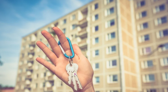 小三 二手房交易过程中，房子过户了贷款没下来，买方强行入住，咋办？