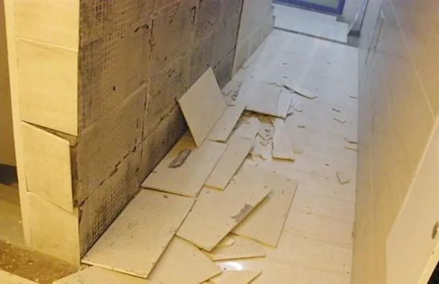 入住不到1个月瓷砖就脱落、开裂?原因竟是这2点!