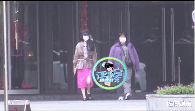 范冰冰|范冰冰脚踩拖鞋外出觅食，不停摸肚子再引怀孕猜想，被曝已安家上海