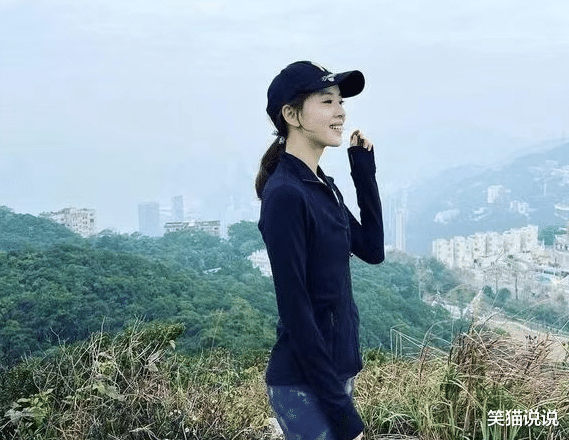 章泽天|章泽天首晒女儿正面照,妈妈脸部比女儿小,网友感慨太像刘强东了!