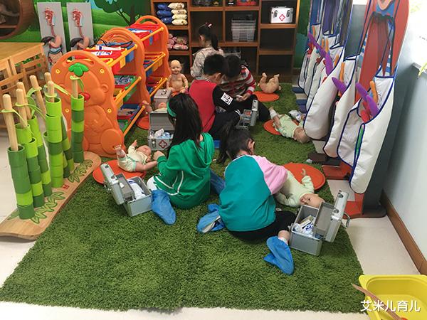 艾米儿育儿|为什么幼儿园厕所不分男女，是共用的？有两点原因，家长要知道