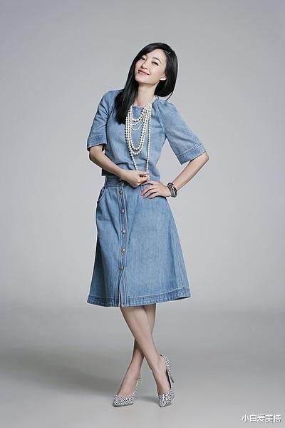 穿衣搭配|王丽坤的身材好“圈粉”，一袭抹胸礼服小秀身材，直角肩真吸睛