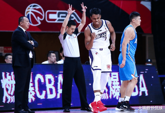 祝铭震|撒狗粮！广州混血前锋深夜晒与女友合影 网友：你太像詹姆斯了