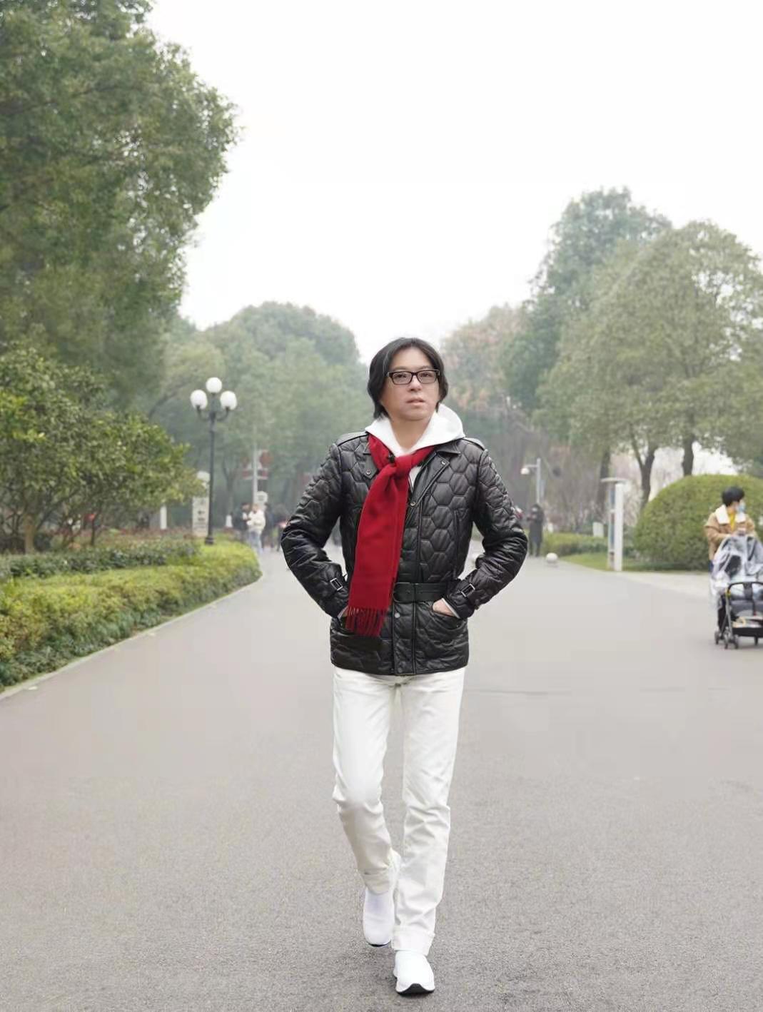 高晓松|高晓松暴瘦26斤后现身街头,脸部松垮气色差,被指减肥后脱发严重