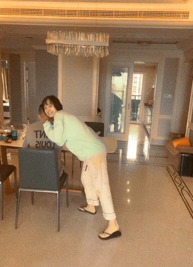 |孙铱穿宽松卫衣遮孕肚跳舞，动作灵活，穿拖鞋在地上滑行吓网友一跳