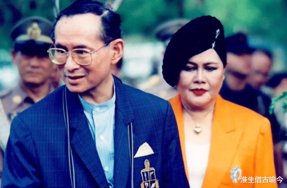 乌汶叻|白发人送黑发人！泰国美后诗丽吉送别外孙，含泪趴地跪拜王子画像