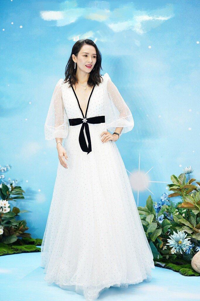 时尚圈的奇葩大喵 六公主镜头下的章子怡，用实力诠释优雅自信美，颜值状态引人羡慕