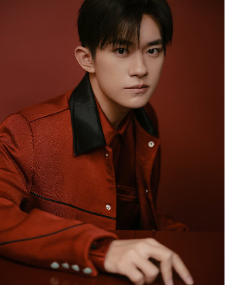 易烊千玺|易烊千玺春晚又戴假发？颜值回春成小鲜肉，原来是造型的问题