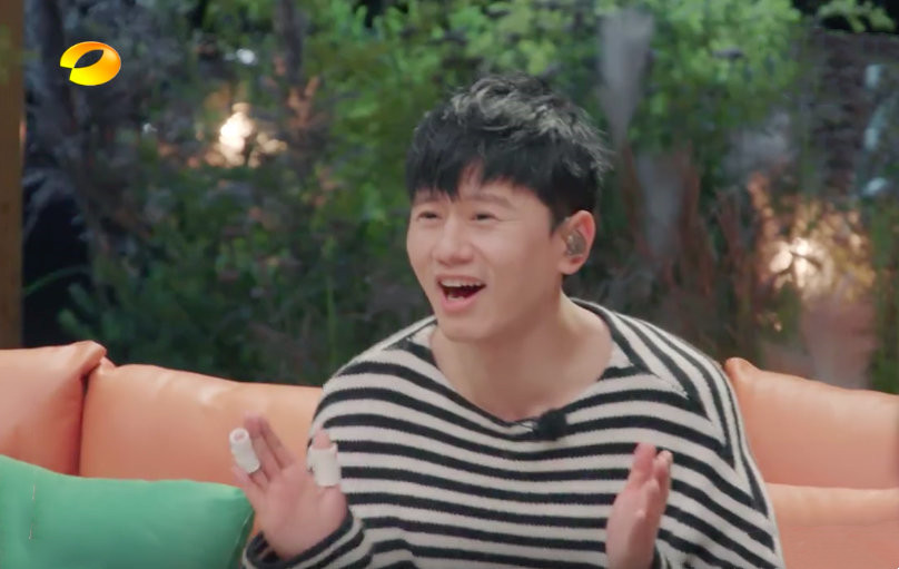 谢娜|《快乐大本营》迟迟不复播，谢娜只能夸张杰，晒双胞胎女儿的日常