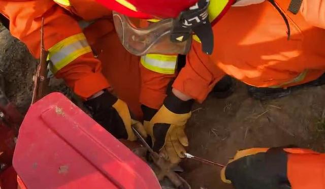 半岛新闻客户端 男子干农活被机器卡腿 即墨消防紧急救援