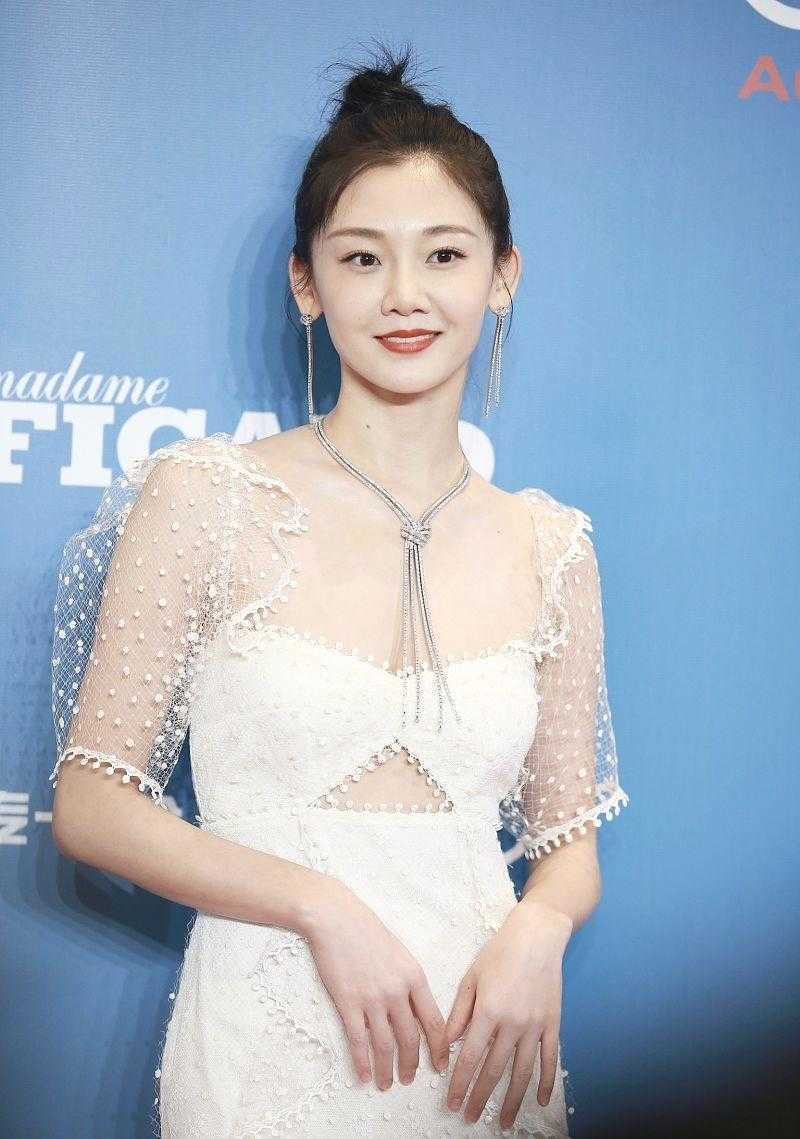 苗苗|苗苗越看越漂亮，一袭白色轻纱的裹身裙亮又纯又欲，郑恺眼光真好