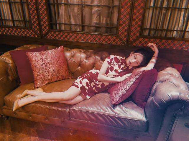 沈月|沈月完美还原妈咪邱淑贞最美外貌，性感粉红少女裙引网民尖叫