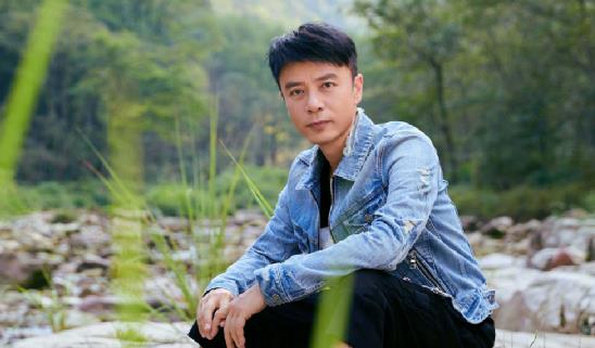 李克勤|为还每月60万的房贷，李克勤拼命赚钱，饭局被灌酒难掩疲态